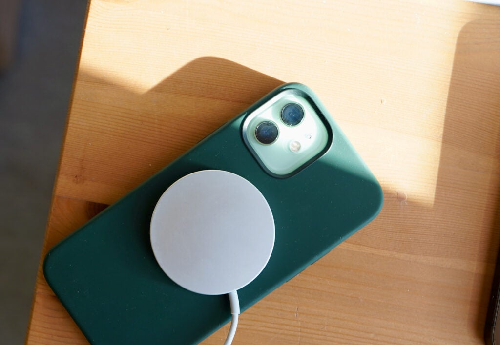 MagSafe يشحن بالسرعة الكاملة في حالة إذا تم ربطه مع شاحن Apple 20W Charger فقط