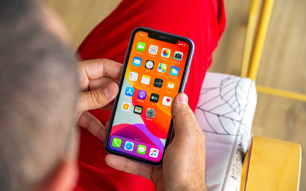 القطع في شاشة iPhone موجود هنا ليبقى لعامين إضافيين، وفقا لمُسرب بارز