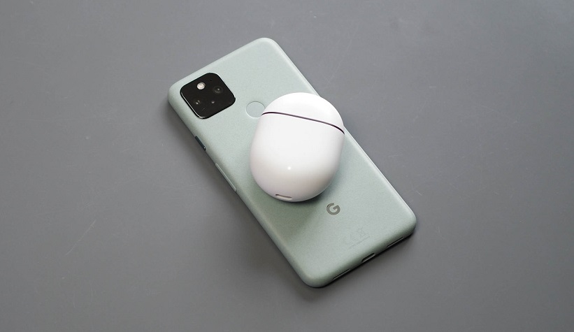 الهاتف Google Pixel 5 يُفعل الشحن اللاسلكي العكسي تلقائيًا عندما يتم توصيله بالشاحن