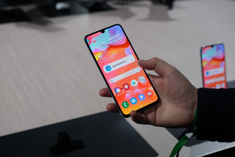 الهاتف Galaxy A70 يبدأ هو الأخر بتلقي تحديث Samsung One UI 2.5