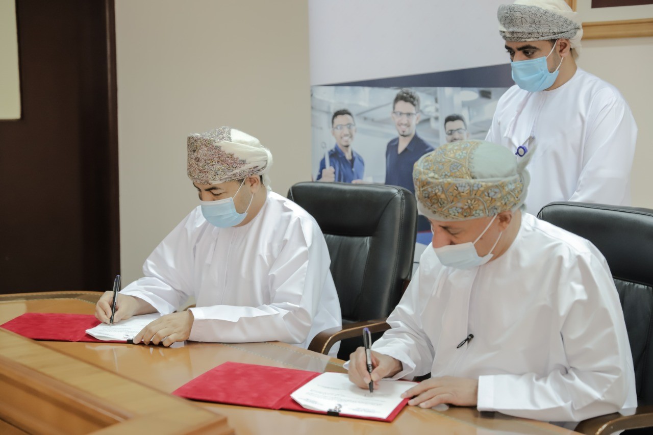 توقيع مذكرة تعاون بين جامعة التقنية والعلوم التطبيقية والجمعية العمانية للملكية الفكرية
