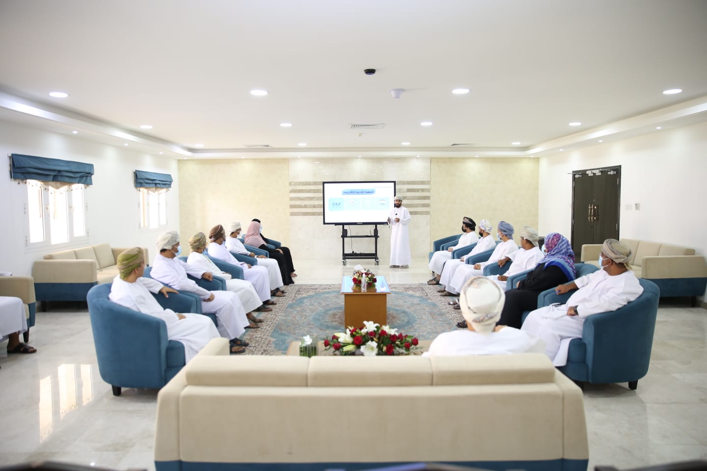 رئيس جامعة التقنية والعلوم التطبيقية يزور فرع الجامعة بشناص