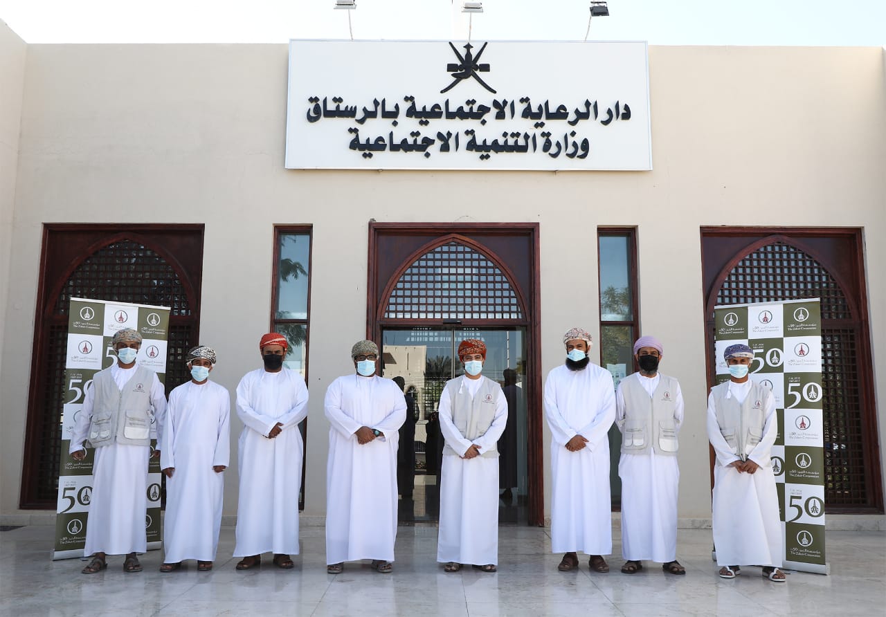 فريق تعاون بمؤسسة الزبير يوزع الكمامات و المعقمات لكبار السن بدار الرعاية الإجتماعية بالرستاق