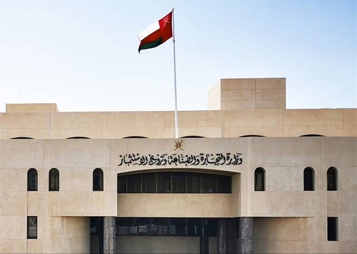 (1613) طلبا لتجديد بطاقات وإقامات المستثمرين الأجانب بالمنشآت التجارية حتى نهاية ديسمبر الماضي