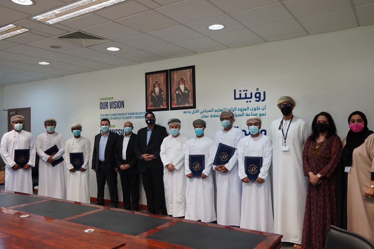 كلية عمان للسياحة تختتم دورة تدريبية متخصصة لموظفي محمية رأس الجنز للسلاحف وضيافة أتانا الأشخرة