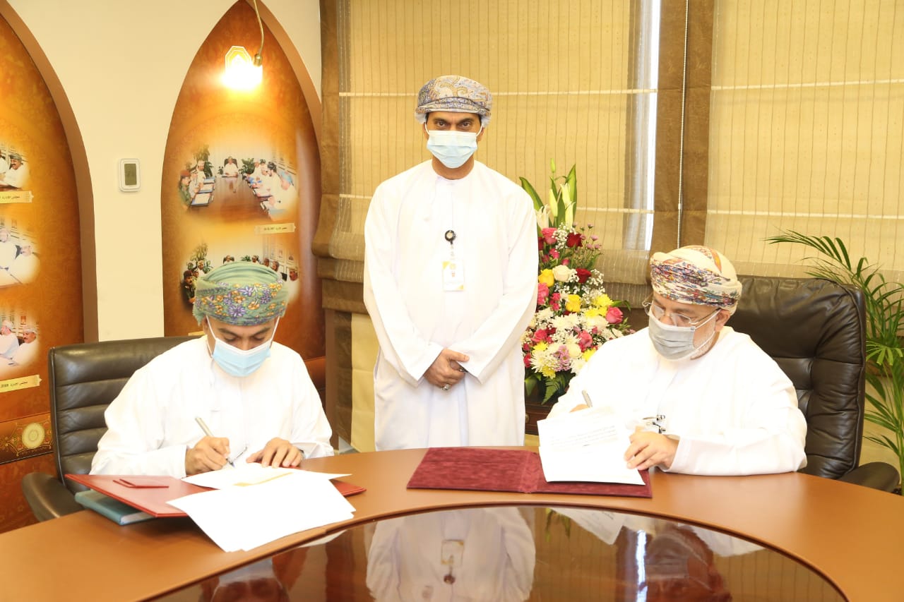 بنك الإسكان العماني يوقع اتفاقية الخدمات القانونية مع “هلال الخروصي للمحاماة”