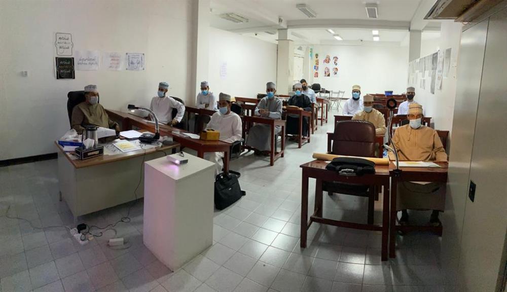 الجمعية العمانية للفنون التشكيلية تبدأ في تنفيذ اللقاء التعليمي المباشر لمجلس الخطاطين (قناديل الحرف العربي) ( النشرة الثقافية )