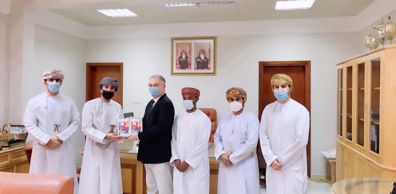 مجموعة ترك عمان تدعم طلبة وطالبات ولاية الدقم بأجهزة لوحية 1 مجموعة ترك عمان تدعم طلبة وطالبات ولاية الدقم بأجهزة لوحية