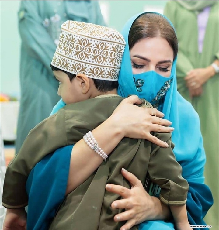 بمناسبة القرنقشوه.. السيدة الجليلة تقدم هدايا للأطفال