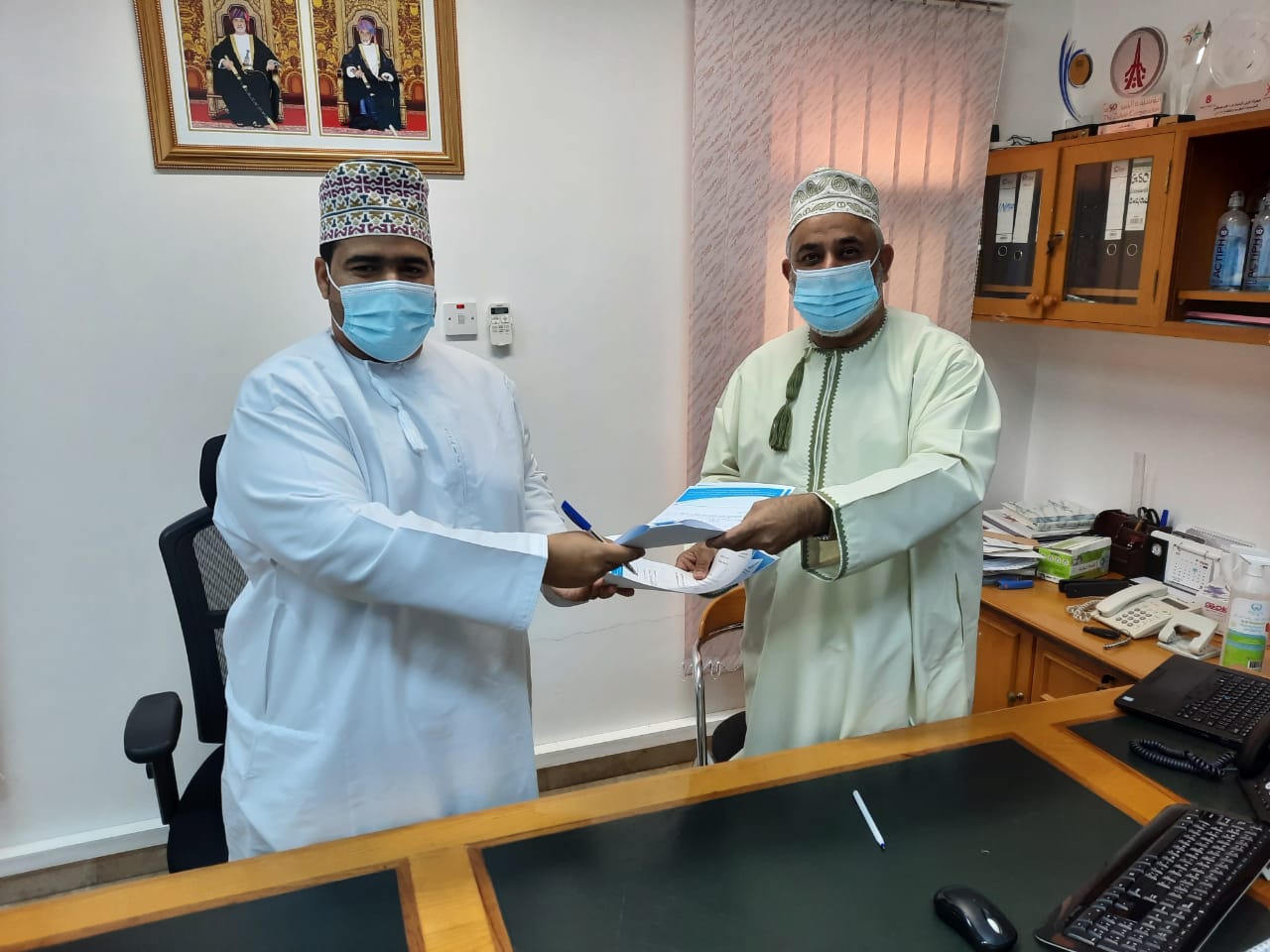 مركز الزبير للمؤسسات الصغيرة يشرف على تجديد عقد تجاري بين أحد أعضائه وشركة مياه الواحة