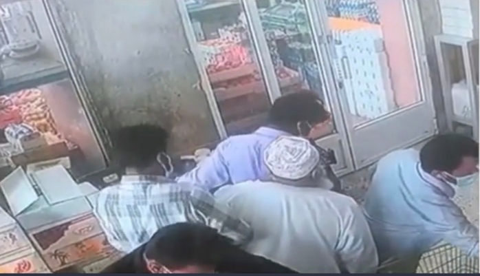 القبض على عدد من الوافدين بتهمة سرقة محفظة أحد المسنين