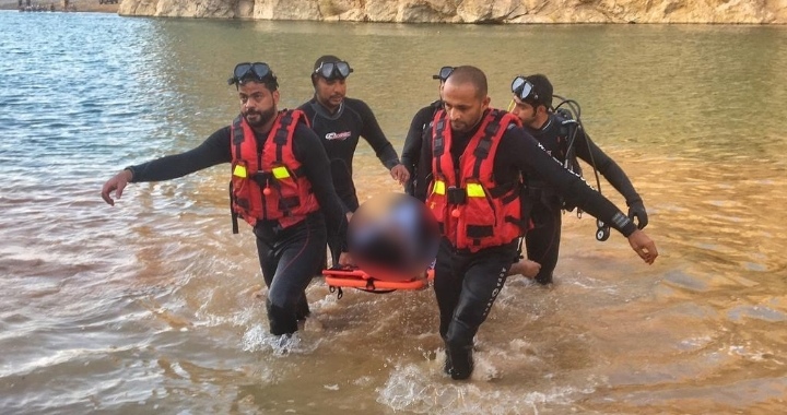 انتشال جثة غريق في مسقط 2 IMG ٢٠٢١٠٥٢١ ١٩٣٠٥٨
