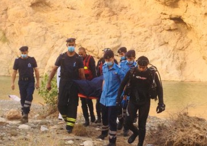 انتشال جثة غريق في مسقط 4 IMG ٢٠٢١٠٥٢١ ١٩٣٠٣٤