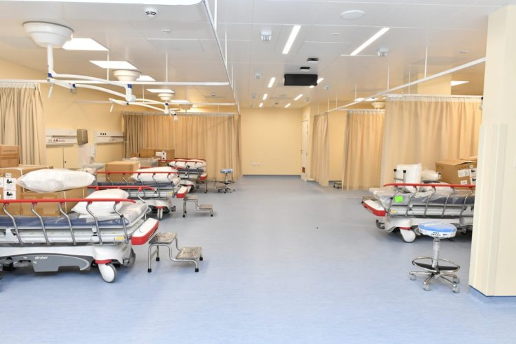 وزير الصحة يطّلع على سير العمل بمشروع توسعة مستشفى صحار 2 E5CQPwAWYAEsJ8W