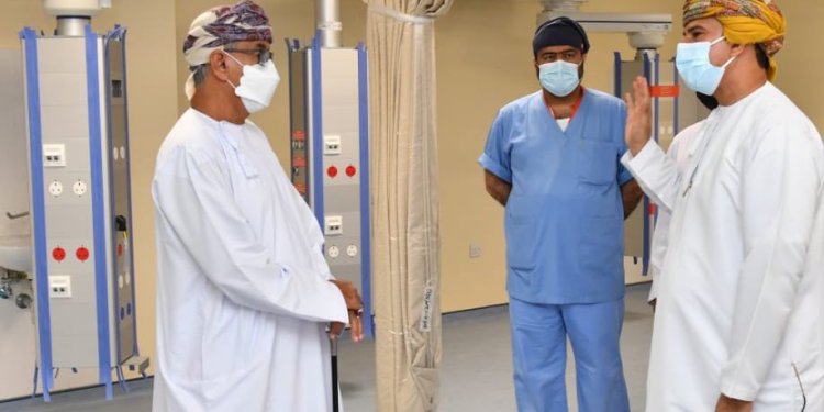 وزير الصحة يطّلع على سير العمل بمشروع توسعة مستشفى صحار