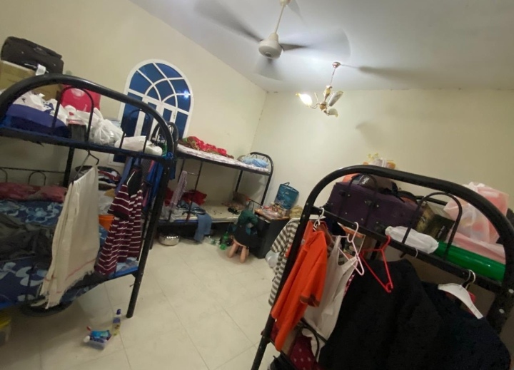 بلدية مسقط بالسيب تداهم منزلًا يُتخذ لتسكين عمالة وافدة بمنطقة الحيل الجنوبية 2 IMG ٢٠٢١٠٦٢١ ٢١٤٧٥١