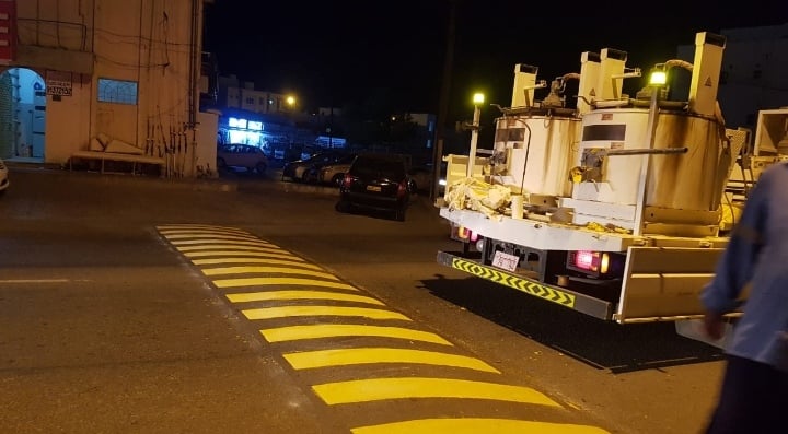 إعادة طلاء كاسرات السرعة في عدد من المناطق التجارية والأحياء السكنية بمحافظة مسقط 3 IMG ٢٠٢١٠٦٢١ ٢٢٠٧٢٦