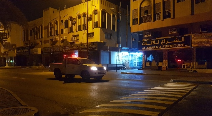 إعادة طلاء كاسرات السرعة في عدد من المناطق التجارية والأحياء السكنية بمحافظة مسقط 2 IMG ٢٠٢١٠٦٢١ ٢٢٠٧٣٨