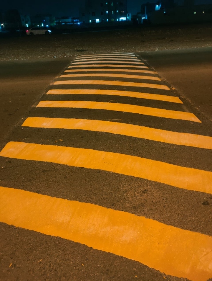 إعادة طلاء كاسرات السرعة في عدد من المناطق التجارية والأحياء السكنية بمحافظة مسقط