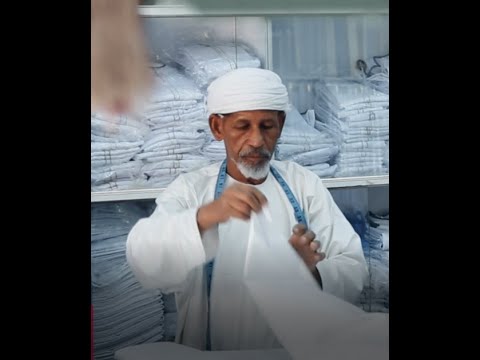 معتمدا على نفسه، يقوده الشغف.. عُماني يقضي 55 عاما بين خياطة الدشداشة العمانية وبيع المنسوجات