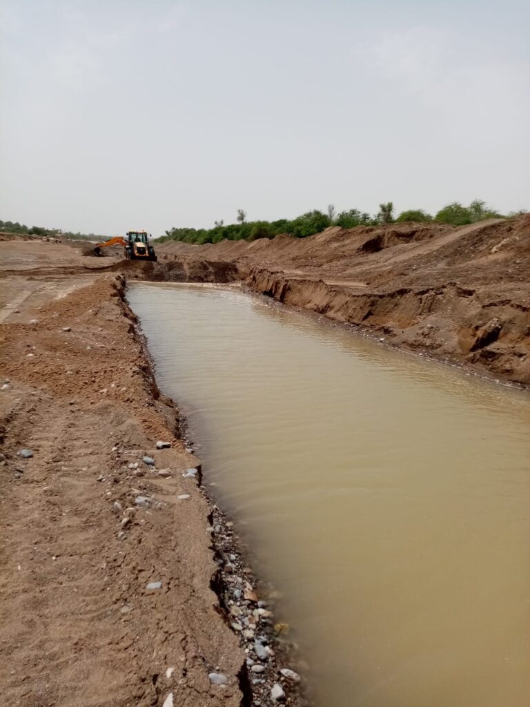 يروي 1300 مزرعة ويطمره وادي البطحاء .. صيانة 6 كيلو متر من فلج السوقية بجعلان بني بوحسن 2 IMG 20210728 WA0011