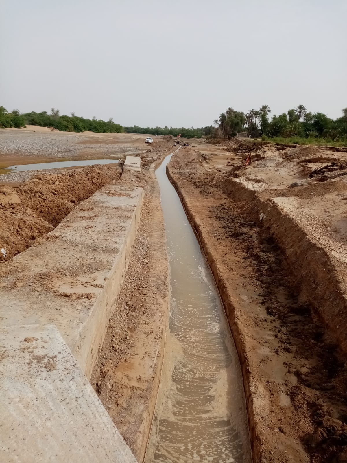 يروي 1300 مزرعة ويطمره وادي البطحاء ..  صيانة 6 كيلو متر من فلج السوقية بجعلان بني بوحسن