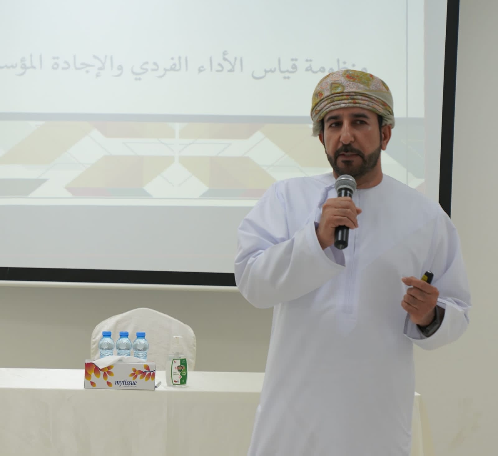 وزارة العمل تستعرض “منظومة قياس الأداء الفردي والإجادة المؤسسية” في “مدائن”