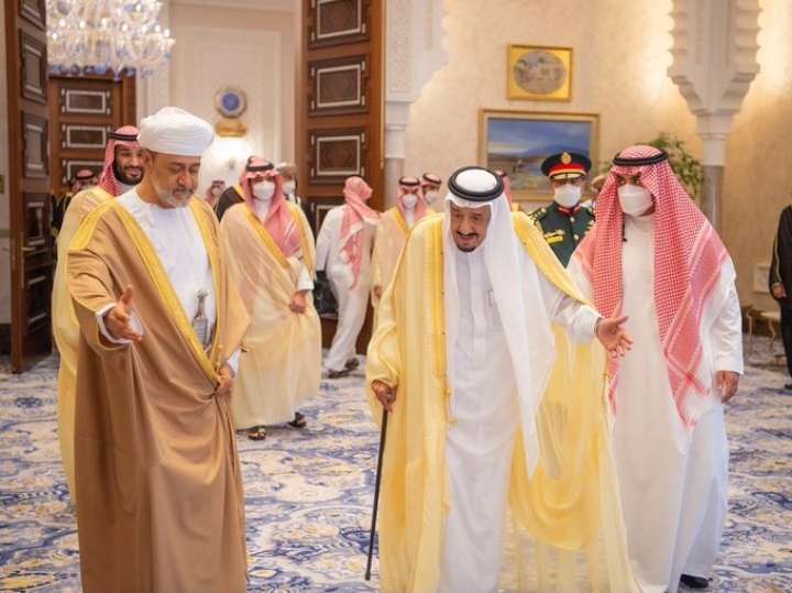 الملك سلمان يوّدع جلالة السلطان