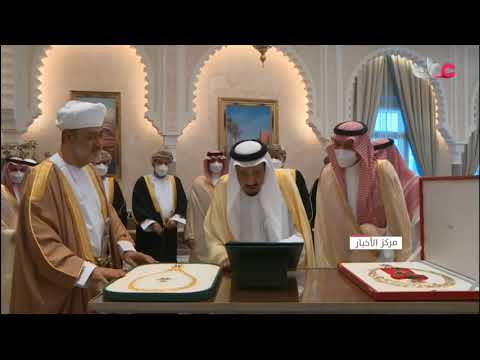 جلالة السلطان المعظم وخادم الحرمين الشريفين يتبادلان الأوسمة