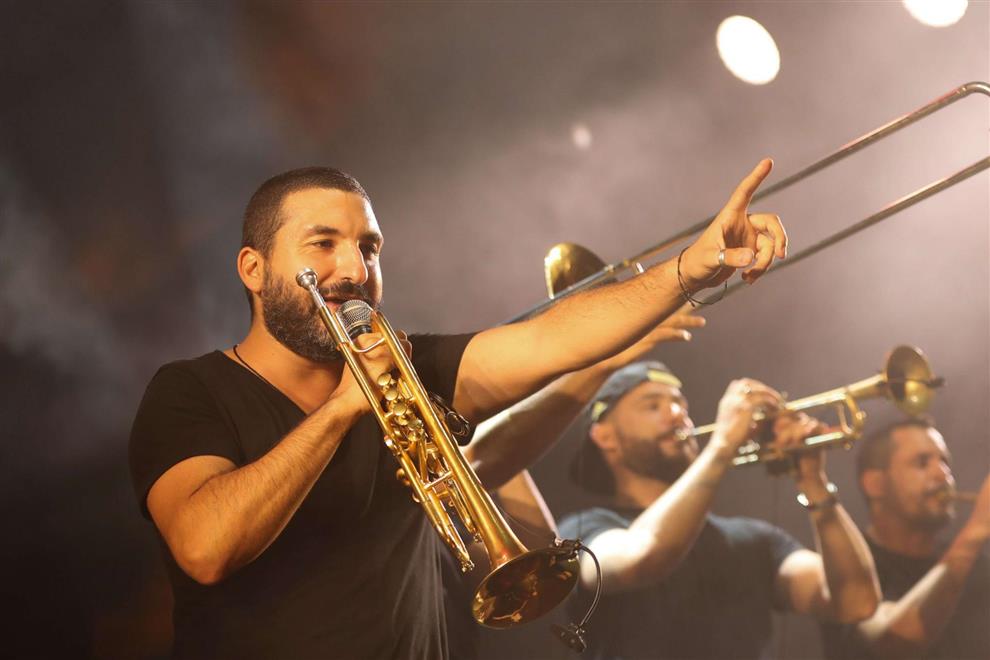 العازف الفرنسي اللبناني إبراهيم معلوف يقدم عرضًا موسيقيًّا فوق مسرح عائم على بحيرة