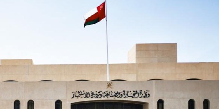 التجارة والصناعة.. تدعو بعدم المساس والإساءة للملابس والأزياء العمانية التقليدية