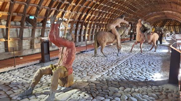 عرض منحوتات السنغالي /عمر صو/ في معرض بفرنسا لعشر سنوات