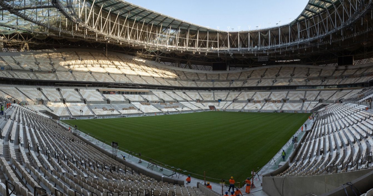 فرش أرضية ملعب لوسيل أكبر ملاعب كأس العالم 2022 في قطر