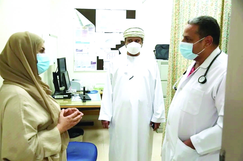 العجمية تلتقي مسؤولي الخدمات الصحية بظفار