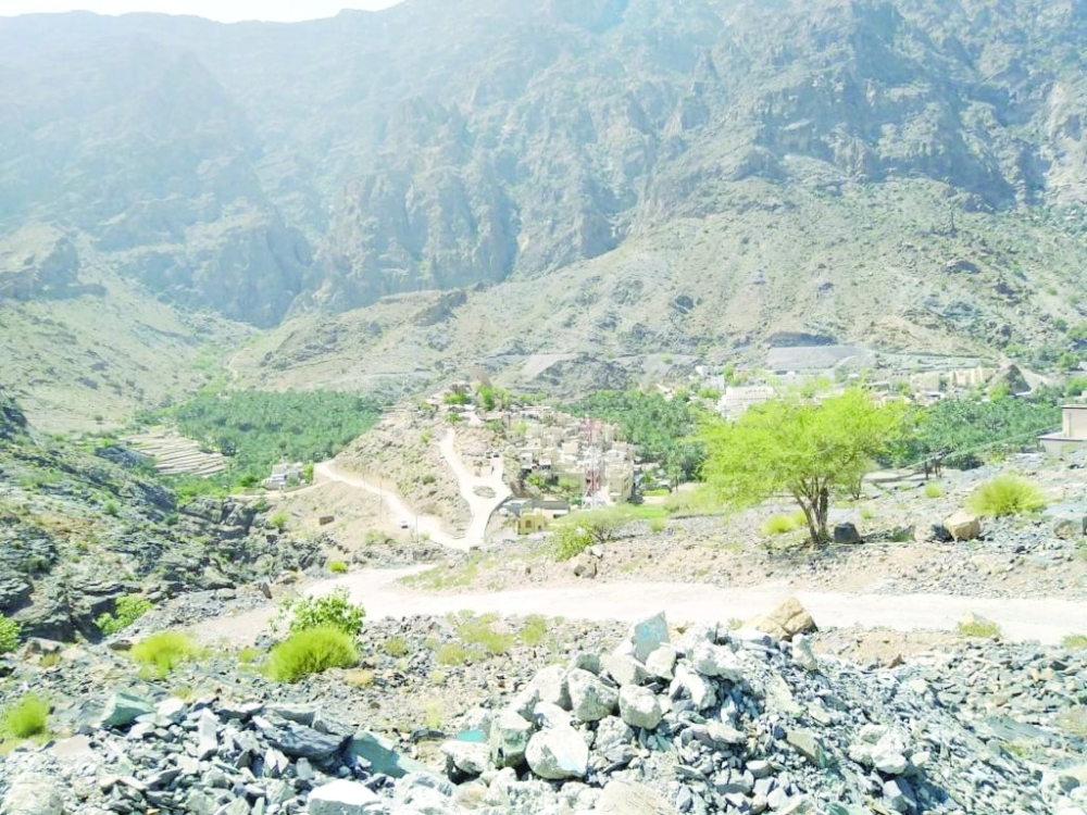 المعولي يتفقد عدد من مسارات الطرق بمحافظتي جنوب الباطنة والداخلية