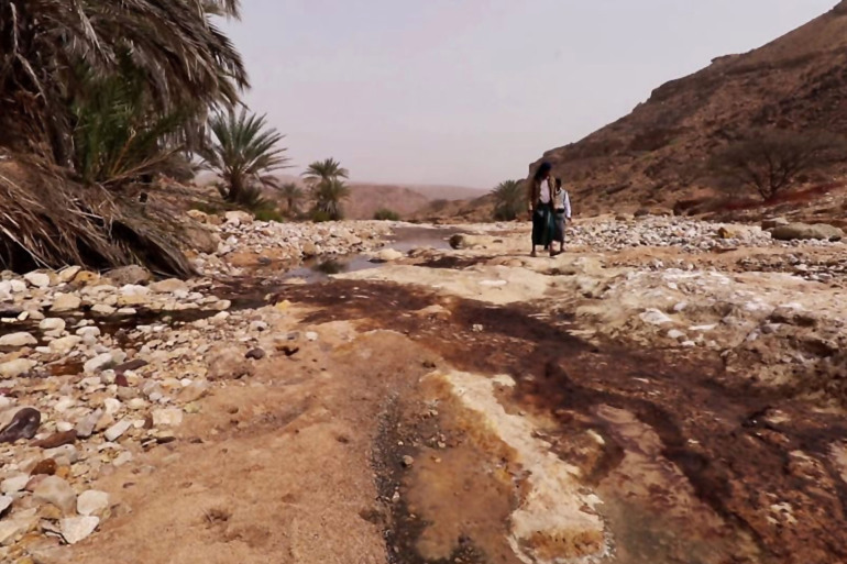 التسرب النفطي وإهمال الشركات يفتكان بصحة اليمنيين.. بؤر للأورام والتشوهات والأمراض المستعصية بمأرب وشبوة