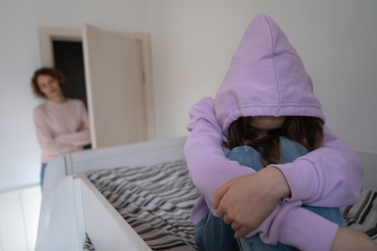 أراقبهم أم أثق بهم.. هل أفتش هواتف أبنائي وغُرفهم بين الحين والآخر؟ 3 shutterstock 1701862459