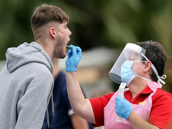 US COVID-19 death toll surpasses 900,000