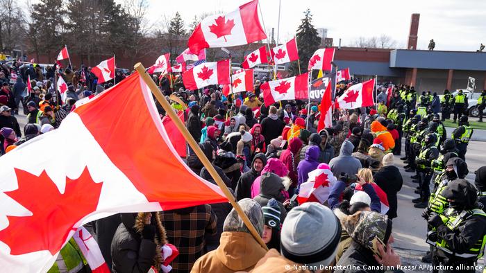 Police struggle to clear COVID protests in Canada 1 Police struggle to clear COVID protests in Canada
