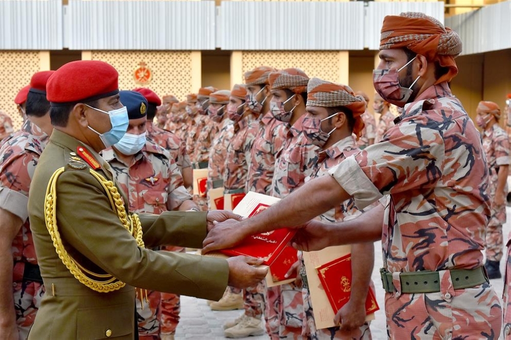 قائد الجيش السلطاني العُماني يكرم الفريق المشارك في مسابقة رماية الأسلحة الخفيفة لقوات السلطان المسلحة الـ 33