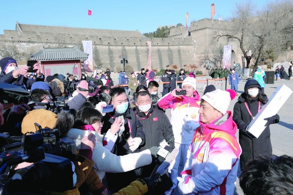 وصول الشعلة الأولمبية السور العظيم وجاكي شان باستقبالها