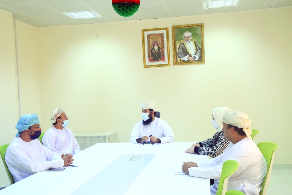 مناقشة خطط البرامج التدريبية بـ”تقنية”صور