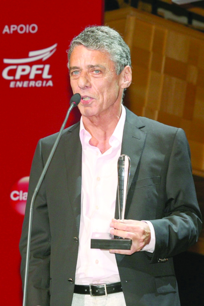 أغنية لتشيكو بواركي تثير جدلاً في البرازيل