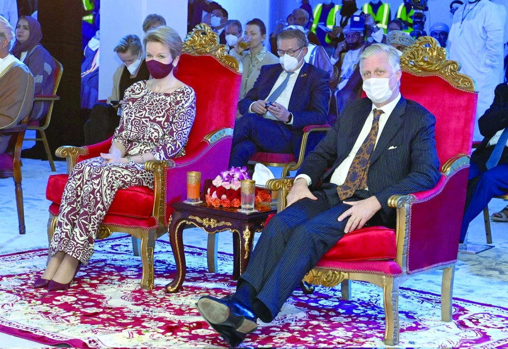 ملك البلجيكيين وقرينته يقومان بجولات جوية وبحرية لمشاهدة المنطقة الاقتصادية بالدقم