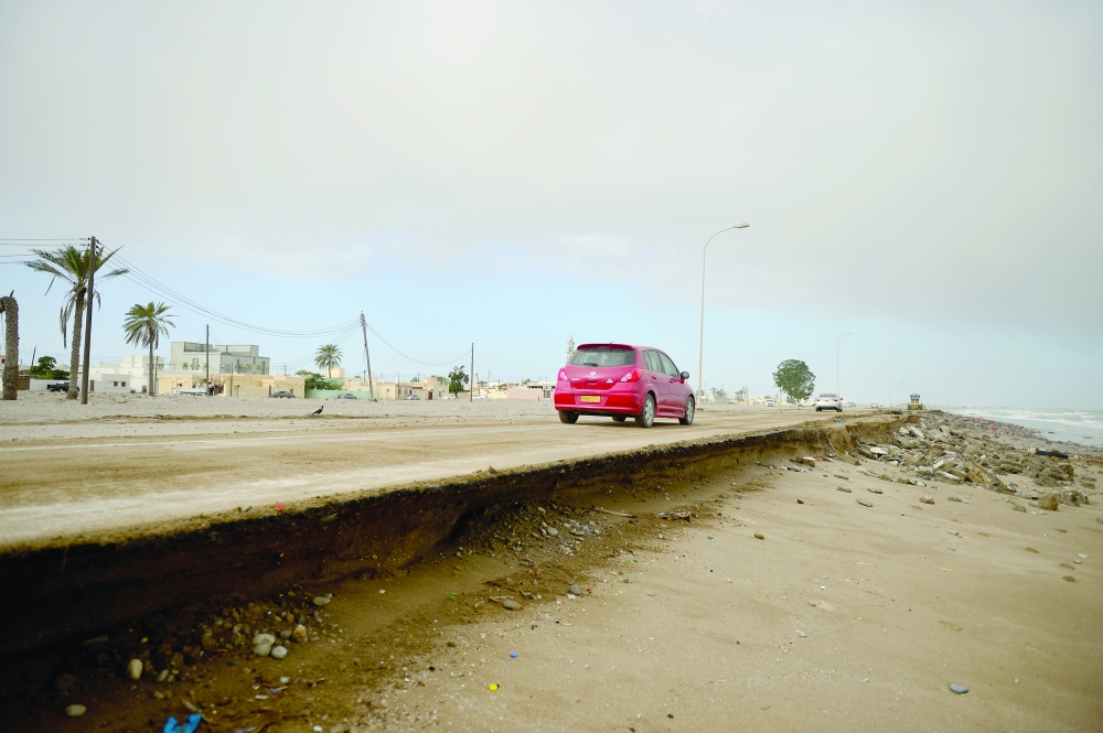 تآكل الطريق البحري بولاية بركاء بأمواج البحر والمواطنون يطالبون بحلول جذرية تُنهي انقطاع الطريق المستمر