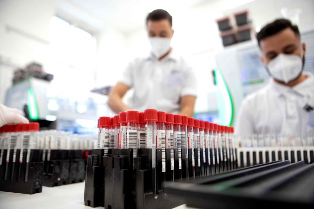 حصيلة وفيات كوفيد في الولايات المتحدة تتجاوز 900 ألف