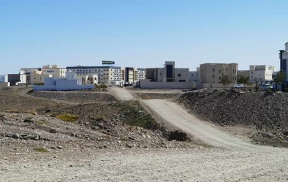 أهالي المعبيلة السادسة يدفعون الثمن نتيجة عدم رصف الطريق المؤدي إلى منطقة سكناهم