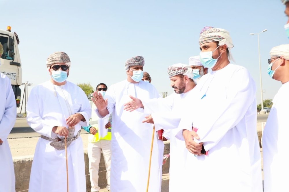 مناقشة تأهيل طريق وادي بني عمر بصحم وإنشاء عبّارات صندوقية