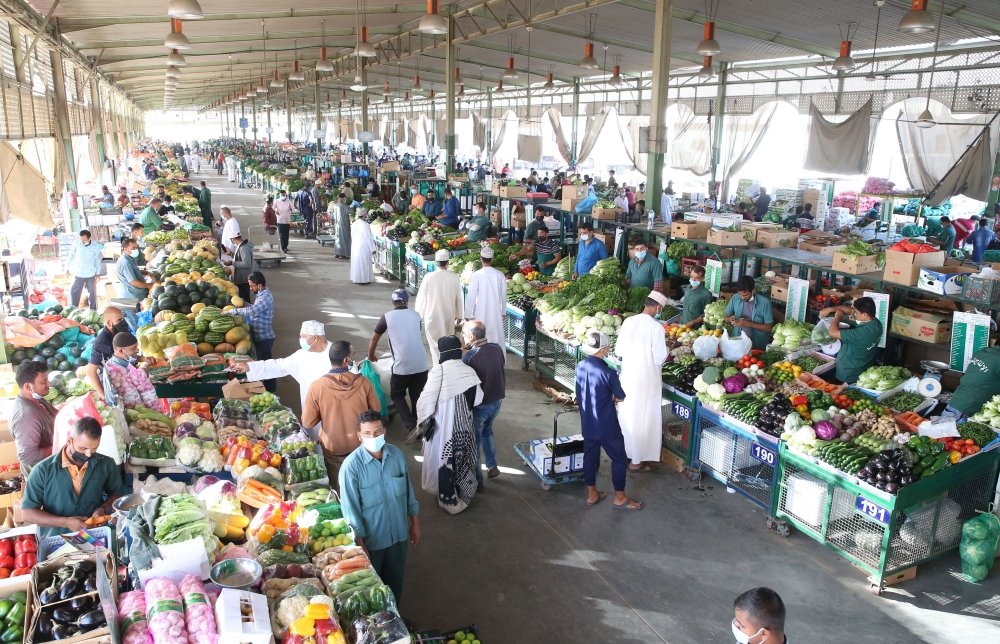 تجار ومرتادو السوق المركزي للخضراوات والفواكه لـ«عمان»: الإنتاج المحلي يوجد بيئة تنافسية جيدة في أسعار المنتجات وجودتها