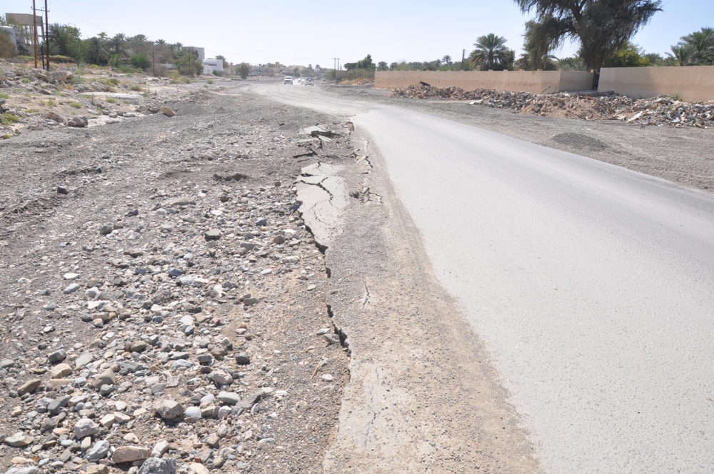 الأهالي يطالبون بإعادة تأهيل طريق الوادي بعبري